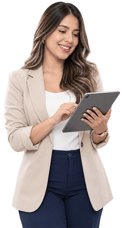 mujer-sonriente-usando-tablet