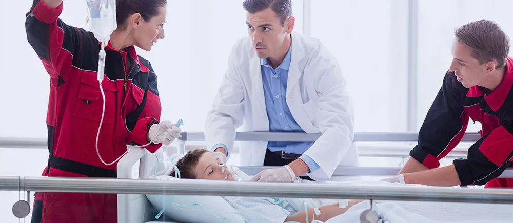 Comprendiendo los Códigos de Colores en el Ámbito de la SaludLos Colores y Sus Significados
Cuando se trata de salvar vidas, la comunicación clara y rápida es esencial. Los códigos de colores en el ámbito de la salud son como un lenguaje secreto, pero uno que todos en el sector salud deben hablar fluidamente. Vamos a descubrir qué significan algunos de estos colores:Rojo: Este color usualmente indica una emergencia médica crítica, como un paro cardíaco o una hemorragia severa. Es un llamado a actuar de inmediato.Amarillo: Se refiere a un incidente que requiere una evacuación, como puede ser por un escape de gas o una amenaza química. Es vital para mantener a todos seguros.Verde: Este código se usa en situaciones de evacuación, pero a diferencia del amarillo, se utiliza para indicar que la evacuación es por una razón no médica.Azul: Indica una emergencia médica específicamente dentro del hospital, como un paciente que requiere reanimación inmediata.Negro: Un código negro es uno de los más graves y se utiliza para indicar una amenaza a la vida, como un bombazo o un tirador activo.En el Politécnico de Suramérica, la importancia de estos códigos se enseña a través de diversos programas. Por ejemplo, el diplomado en Atención prehospitalaria y atención de emergencias (APH) enfatiza la rapidez y precisión en la respuesta a emergencias médicas, preparando a los estudiantes para reconocer y actuar según el código anunciado. A través de simulaciones prácticas y teoría, los estudiantes aprenden a mantener la calma y la eficiencia en momentos críticos.Entender y actuar de acuerdo con estos códigos puede significar la diferencia entre la vida y la muerte. Por eso, la formación en el Politécnico de Suramérica se centra en equipar a los futuros profesionales de la salud con el conocimiento y las habilidades necesarias para responder efectivamente a cualquier emergencia. Con programas como Auxilios médicos, los estudiantes se familiarizan no solo con los códigos, sino también con las acciones concretas que deben tomar en cada situación, asegurando así que están preparados para enfrentar desafíos reales en el campo de la salud.Aplicaciones Prácticas de los Códigos de ColoresCasos Reales y Escenarios de SimulaciónConocer los códigos de colores es solo el principio. La verdadera habilidad viene al aplicar este conocimiento en situaciones reales. Veamos cómo estos códigos se transforman en acciones que salvan vidas.Simulaciones de Código Rojo: Imagina un ejercicio de simulación donde los participantes responden a un paro cardíaco. La práctica en un ambiente controlado ayuda a reaccionar con confianza y rapidez en la vida real.Ejercicio de Evacuación de Código Amarillo: Los simulacros de evacuación preparan a todos, desde el personal médico hasta los pacientes, para moverse de manera segura y ordenada ante una emergencia química o de gas.Respuesta a Código Azul: En este escenario, los profesionales de la salud practican la reanimación cardiopulmonar (RCP) y el uso de desfibriladores, herramientas cruciales para salvar vidas durante una emergencia médica en el hospital.Manejo de Código Negro: Aunque nadie desea enfrentarse a una amenaza de bomba o un tirador activo, estar preparado puede marcar una gran diferencia. Los ejercicios de preparación enseñan cómo actuar para protegerse y proteger a los demás.Cada uno de estos ejercicios de simulación no solo refuerza el significado detrás de los códigos de colores, sino que también mejora la capacidad del personal de salud para actuar bajo presión. A través de la práctica, aprenden a tomar decisiones rápidas y efectivas, asegurando que puedan proporcionar la mejor atención posible en cualquier situación.En el contexto de la formación especializada, la exposición a estos escenarios prácticos prepara a los estudiantes para el mundo real. Aunque el Politécnico de Suramérica ofrece cursos y diplomados que cubren estos aspectos, la clave está en la aplicación de los conocimientos adquiridos, preparando a los futuros profesionales para responder con eficacia ante cualquier emergencia.La Importancia de la Formación EspecializadaCómo los Diplomados Preparan a los Profesionales de la SaludLa formación especializada en el sector salud es más que aprender teoría; es sobre prepararse para actuar de manera efectiva en situaciones de vida o muerte. Veamos cómo esta formación marca la diferencia:Desarrollo de Habilidades Prácticas: La capacitación especializada va más allá de los libros, enfocándose en el desarrollo de habilidades prácticas. Esto incluye desde saber cómo realizar RCP correctamente hasta cómo llevar a cabo una evacuación segura.Toma de Decisiones Bajo Presión: En una emergencia, no hay tiempo para dudar. La formación ayuda a los futuros profesionales a tomar decisiones rápidas y basadas en evidencia, una habilidad crucial en momentos críticos.Manejo de Equipos de Emergencia: Conocer el equipo y cómo usarlo eficientemente puede salvar vidas. Desde desfibriladores hasta kits de trauma, la formación especializada asegura que los profesionales sepan cómo utilizar estos recursos cuando más se necesiten.Comunicación Efectiva: En emergencias, comunicar de manera clara y efectiva es tan importante como la intervención médica misma. La formación enseña a los profesionales cómo transmitir información crítica sin lugar a malentendidos.Esta formación no solo prepara a los individuos para responder a emergencias médicas, sino que también les enseña a manejar situaciones de alta tensión con confianza y competencia. La capacidad para aplicar conocimientos teóricos en escenarios prácticos es lo que verdaderamente diferencia a un buen profesional de salud.Al final de cada programa o diplomado, como aquellos ofrecidos por instituciones educativas, los estudiantes no solo adquieren conocimientos, sino también la confianza para aplicarlos. Por ejemplo, en el Politécnico de Suramérica, los estudiantes se benefician de un enfoque práctico en su aprendizaje, lo que les prepara de manera óptima para enfrentar los desafíos del sector salud.Entendiendo los Códigos Dorado, Blanco y FucsiaEn el mundo de la salud, cada código de color tiene un significado especial y responde a situaciones específicas. Los códigos dorado, blanco y fucsia son ejemplos clave que se centran en aspectos muy delicados de la atención médica. Veamos qué representan y la importancia de su rápida identificación y respuesta.Código Dorado: Prevención del SuicidioEste código es crucial en la identificación y manejo de situaciones donde existe una amenaza de suicidio. La activación de este código pone en alerta al personal para que actúe de manera inmediata, brindando el soporte emocional y psicológico necesario. Es una llamada a proteger la vida en sus momentos más vulnerables.Código Blanco: Atención Integral a Víctimas de la Violencia Sexual (AVVS)El código blanco se activa en situaciones que requieren una respuesta inmediata y especializada para víctimas de violencia sexual. Este protocolo asegura que se brinde una atención compasiva, segura y confidencial, respetando la integridad y privacidad de la víctima en todo momento.Código Fucsia: Actualización en Atención Integral en Salud a Víctimas de la Violencia SexualSimilar al código blanco, el código fucsia se enfoca en la atención especializada y actualizada a víctimas de violencia sexual, pero pone énfasis en la implementación de las últimas prácticas y conocimientos en el tratamiento y soporte a las víctimas. Es una garantía de que se está brindando la mejor atención posible con base en la evidencia más reciente.Preparándose para el Futuro - La Importancia de la Educación en EmergenciasEn un mundo donde las emergencias y los desafíos de salud pueden surgir en cualquier momento, estar preparado es más que una opción; es una necesidad. Los códigos de colores en el ámbito de la salud no son solo señales; son un lenguaje crucial que todos los profesionales de la salud deben dominar para salvar vidas. Esta comprensión, combinada con la formación especializada, es lo que permite una respuesta rápida y efectiva en momentos críticos.La formación en emergencias, auxilios médicos y atención especializada no solo salva vidas, sino que también empodera a los profesionales de la salud con la confianza y las habilidades necesarias para enfrentar situaciones de alta presión. En este sentido, la educación continua y especializada se convierte en un pilar fundamental para cualquier profesional del sector salud.Si estás buscando dar el próximo paso en tu carrera y equiparte con conocimientos y habilidades vitales en el ámbito de la salud, te invitamos a explorar nuestros diplomados y cursos. Desde la Atención Integral a Víctimas de la Violencia Sexual hasta la Atención Prehospitalaria y Atención de Emergencias, cada programa está diseñado para prepararte para el mundo real, ofreciéndote las herramientas necesarias para marcar la diferencia en la vida de las personas.No dejes pasar la oportunidad de avanzar en tu carrera, mejorar tus habilidades y contribuir de manera significativa al bienestar y la seguridad de tu comunidad. Explora hoy mismo nuestros programas y únete a la próxima generación de líderes en el sector salud. Tu futuro empieza aquí, y estamos listos para acompañarte en cada paso del camino hacia una carrera llena de logros y satisfacciones en el cuidado de la salud.