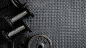 ¿cómo entrenar todo el cuerpo solo con mancuernas?