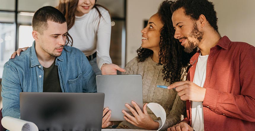 Comunidades profesionales: usa Slack, Discord y Meetups