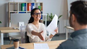 investigar de una empresa antes de aceptar tu primer empleo